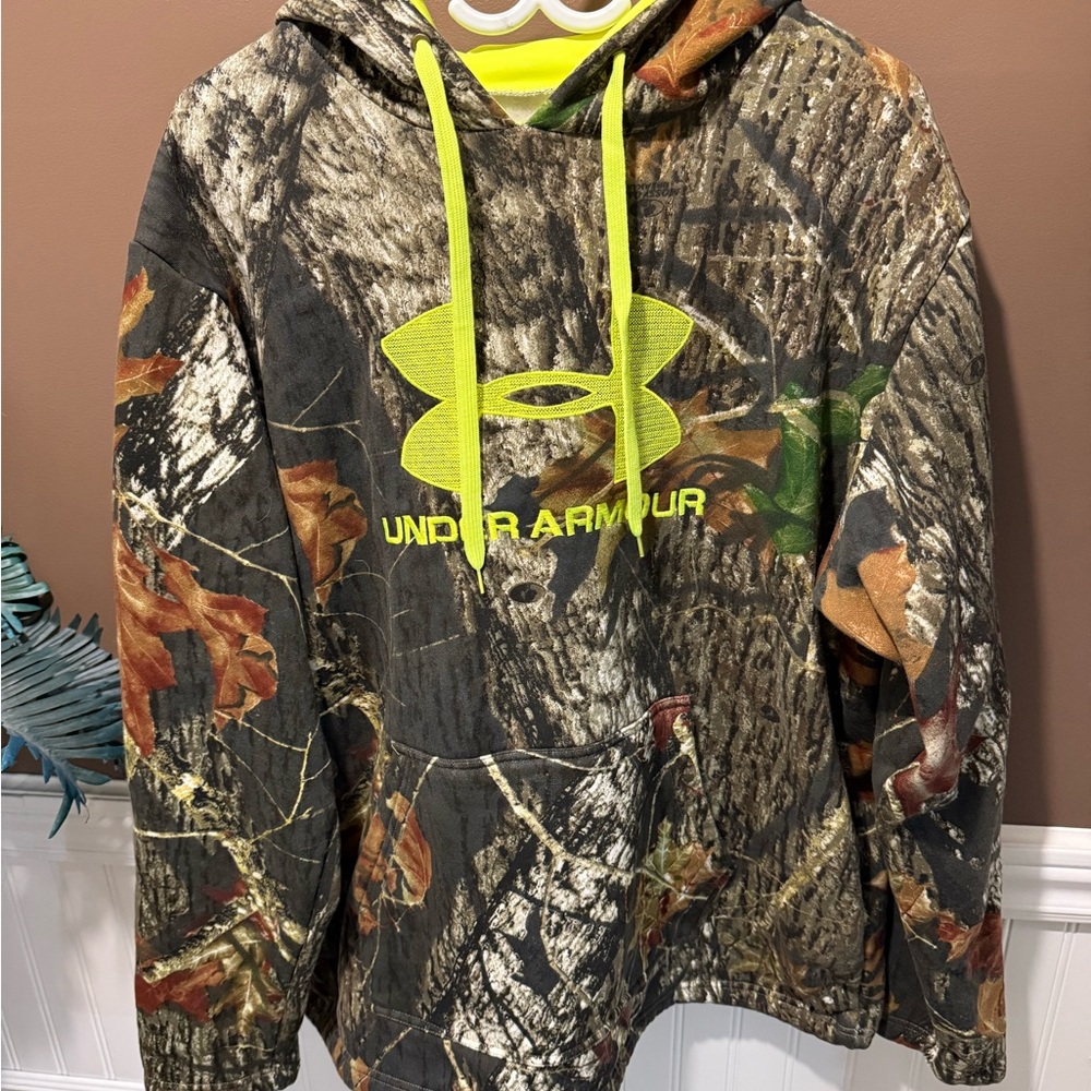 Under Armour Woodland Camo Hoodie with Bright Yellow Logos*remark of underarmour